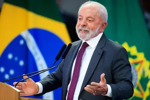 Lula assina decreto que muda regras do vale-refeição e alimentação no país