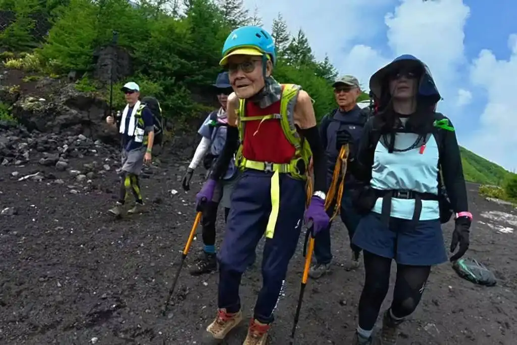 Japonês de 102 com doença cardíaca se torna o mais velho a escalar o Monte Fuji