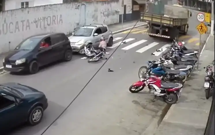Grave acidente entre moto, carros e caminhão deixa motociclista ferida em Caçapava