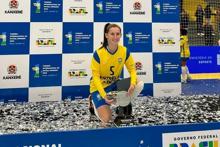 Jana, ala do São José Futsal, conquista torneio com a Seleção Brasileira
