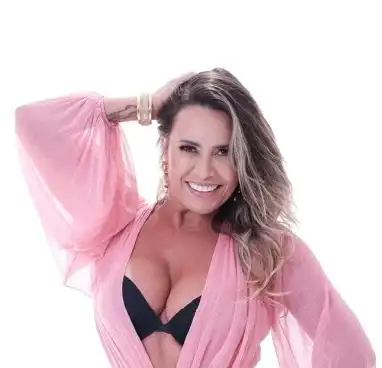 Mona Reis solta a voz no Carnaval neste domingo, a partir das 15h, no Kobeer 