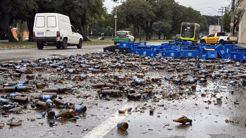 Carga de caminhão de cerveja cai e é saqueada em avenida na zona sul