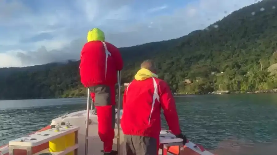 Casal desaparece em moto aquática durante passeio em Ilhabela