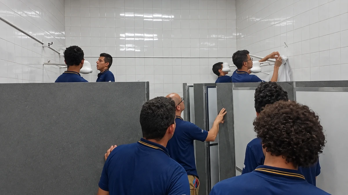 Escola de MG ensina alunos a trocar chuveiro em aula prática