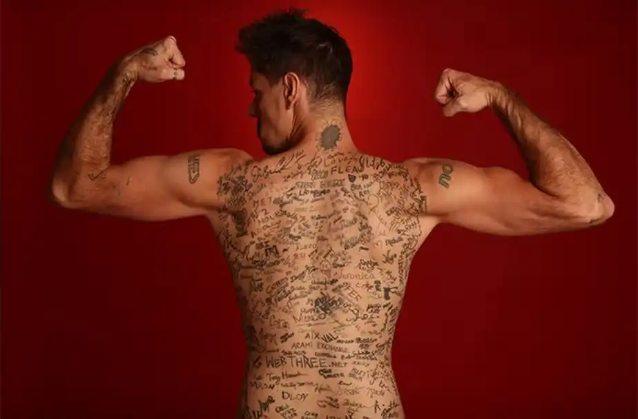 Americano entra para o Guinness com mais de 270 autógrafos tatuados nas costas