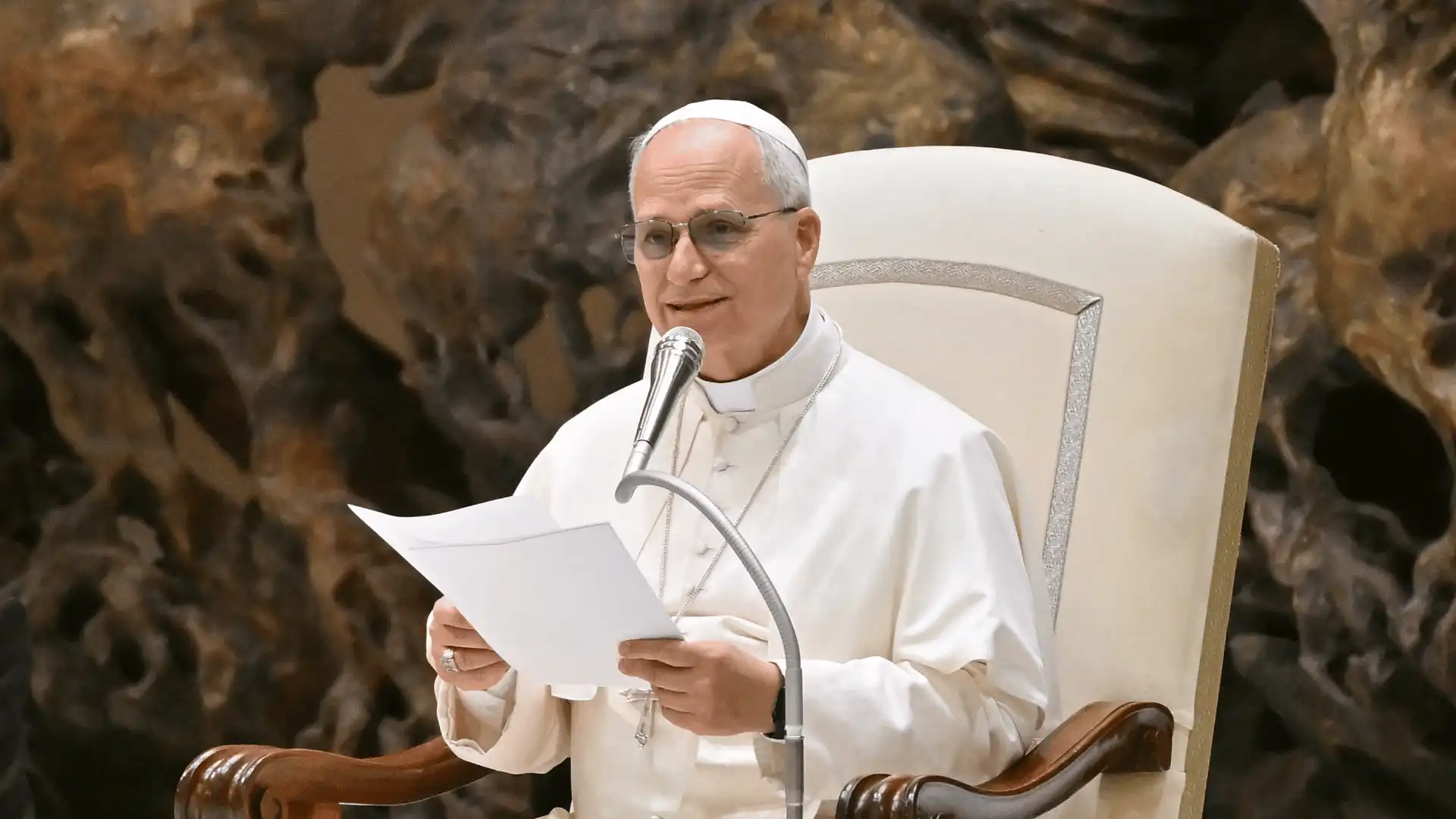 Vaticano declara “Somente Jesus Cristo salvou o mundo” e exclui título de “corredentora” para Virgem Maria