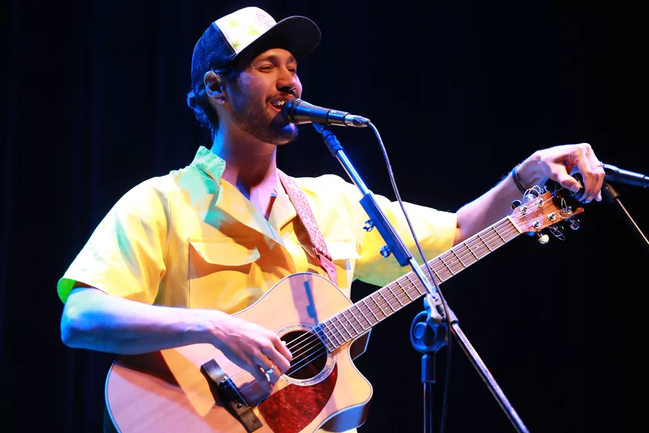 Matheus Estevão se apresenta em show gratuito neste sábado (19)