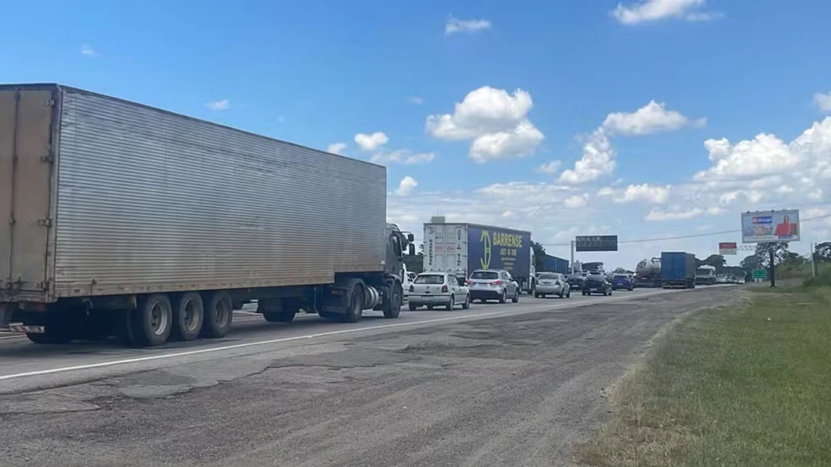 Engavetamento na Dutra deixou três feridos e trânsito de 7 km