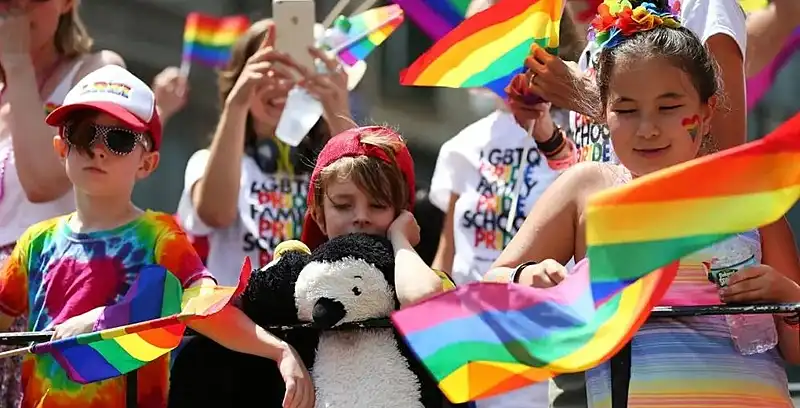 Vereadores aprovam projeto sobre proibição de crianças em eventos LGBT