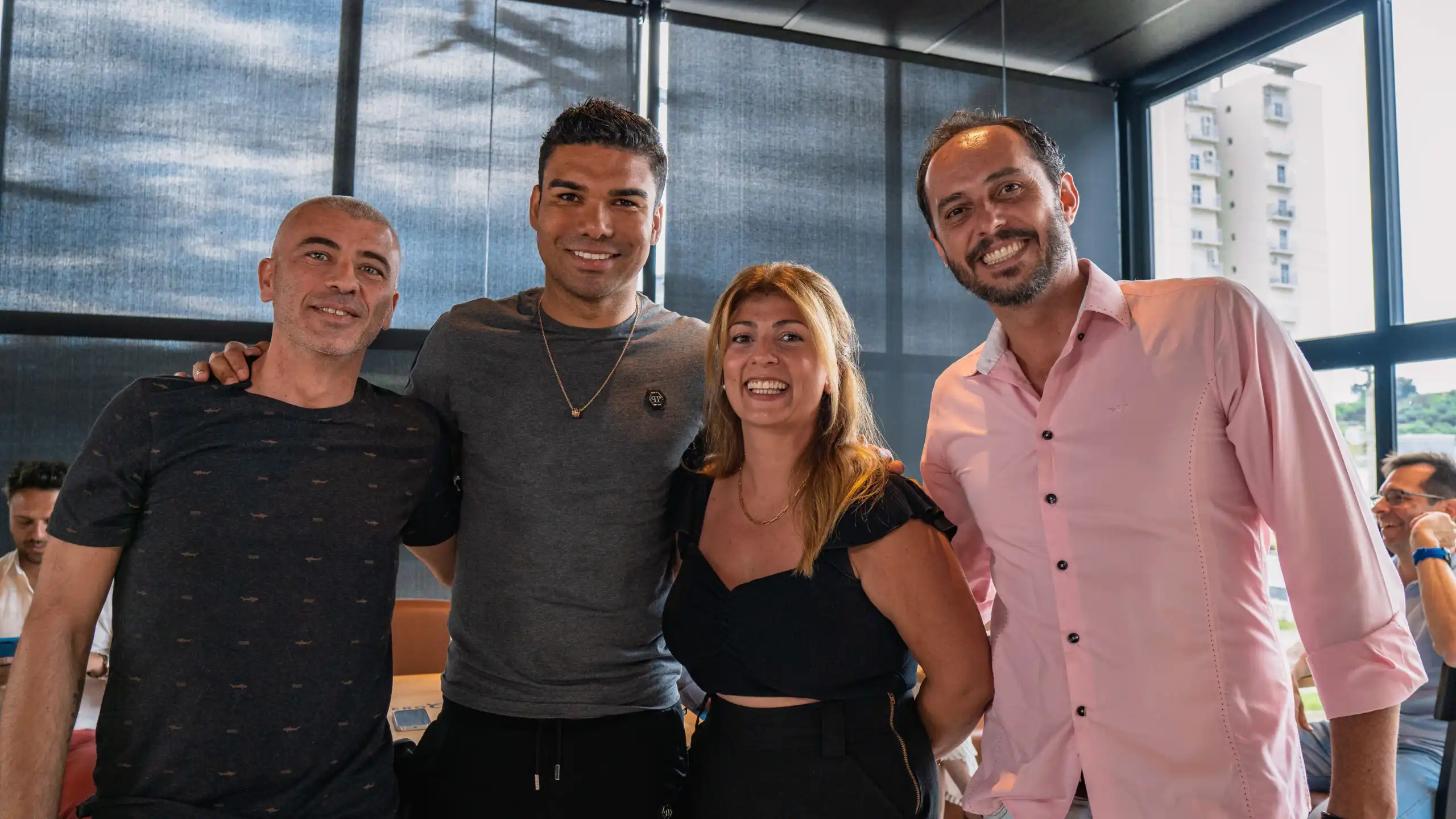 Casemiro aproveita  se encontra com lojistas e atende fãs em São José