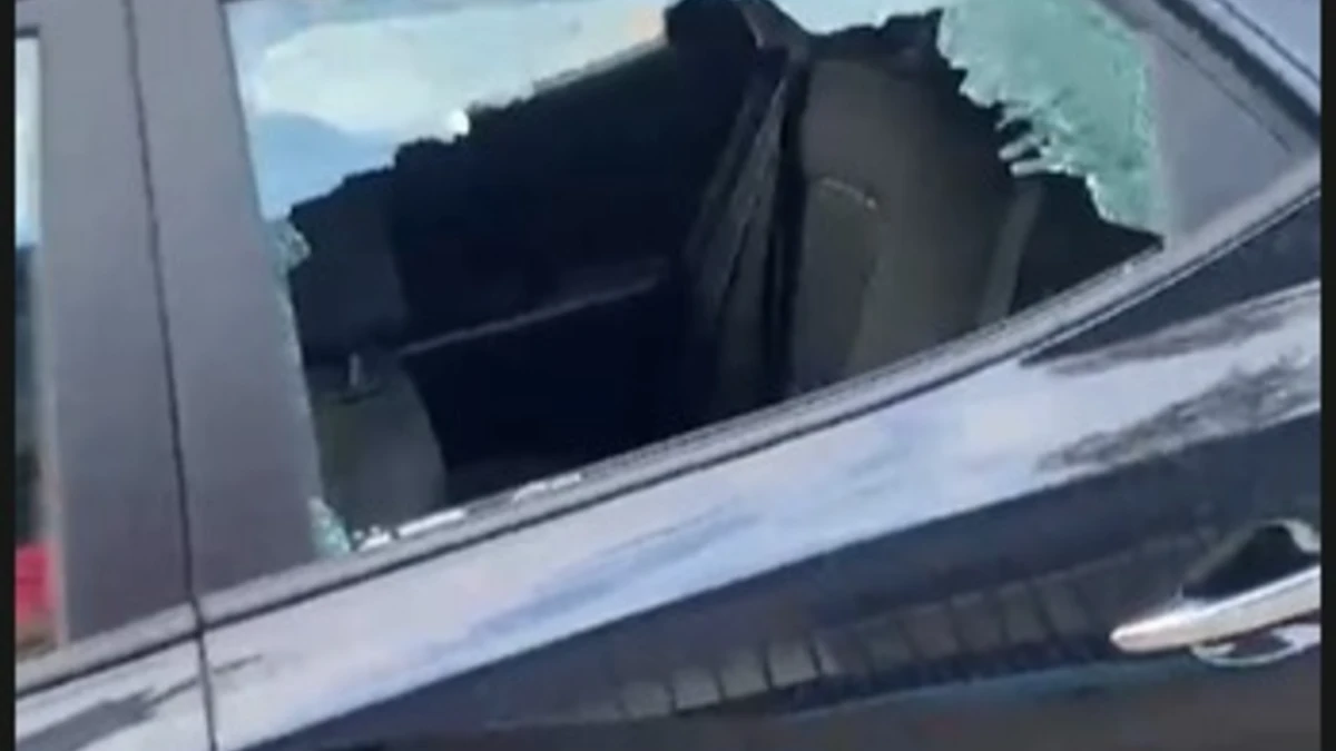Carro com vidro quebrado era de quadrilha que fugiu da PM em São José