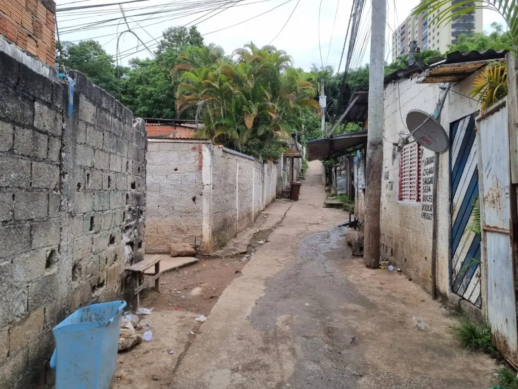 PM realiza operação no Banhado: rádio e drogas são apreendidos em SJC