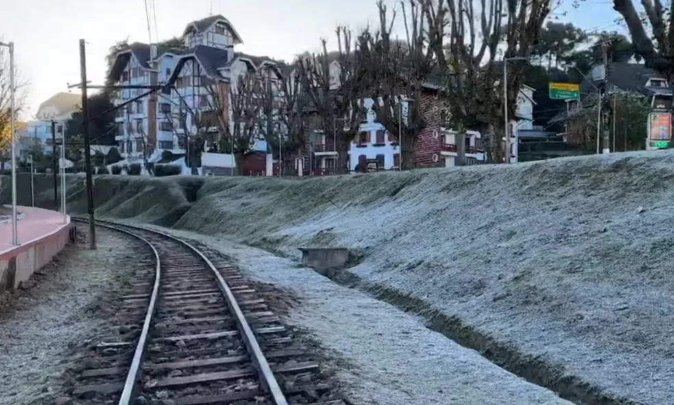 Campos do Jordão registra geada e mínima de 2°C nesta segunda (08)