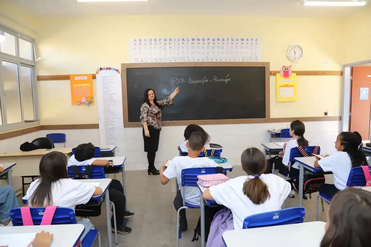 Prefeitura abre processo interno para a Educação com salários até R$ 6 mil