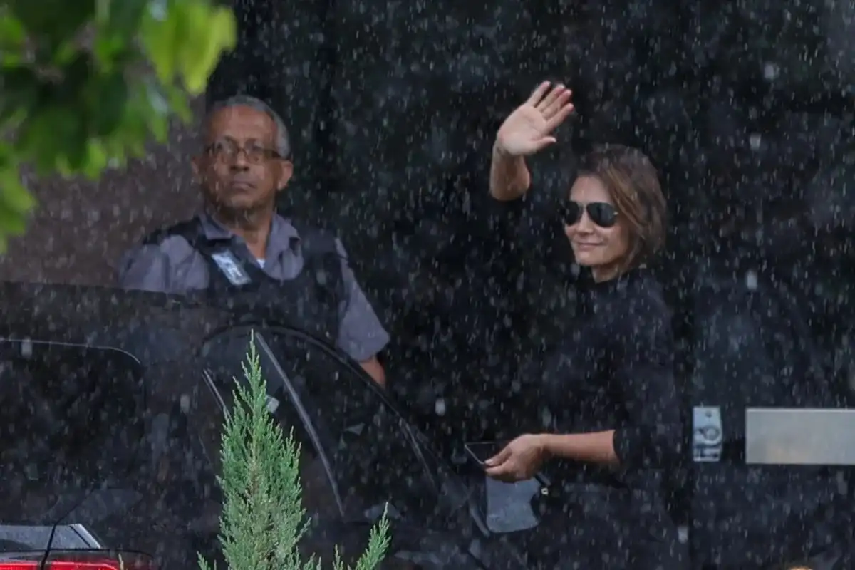 Michelle Bolsonaro visita ex-presidente na PF após violação de tornozeleira