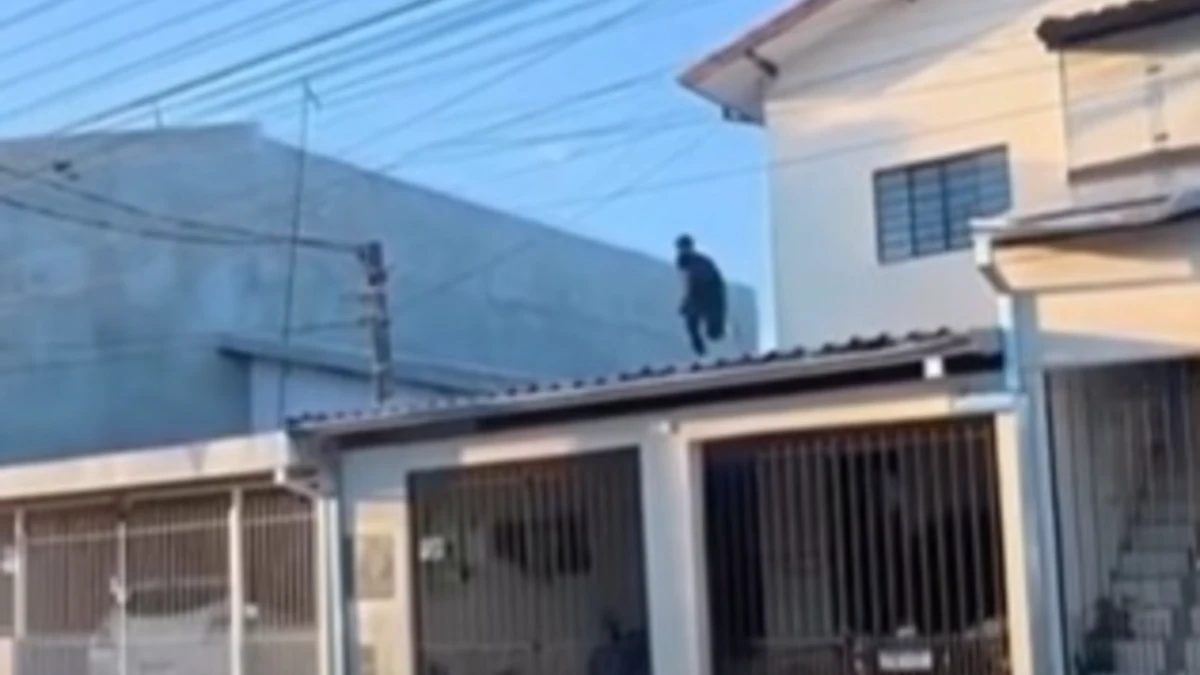 Criminosos usam telhados para fugir de operação policial em São José