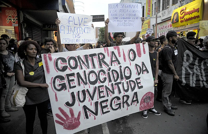 Jovens negros são as principais vítimas de mortes violentas no Brasil, mostra estudo da Fiocruz