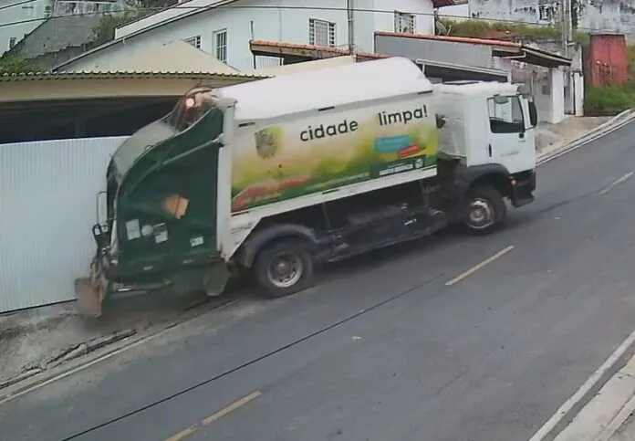 Caminhão de lixo perde freio e atinge portão em Santa Branca