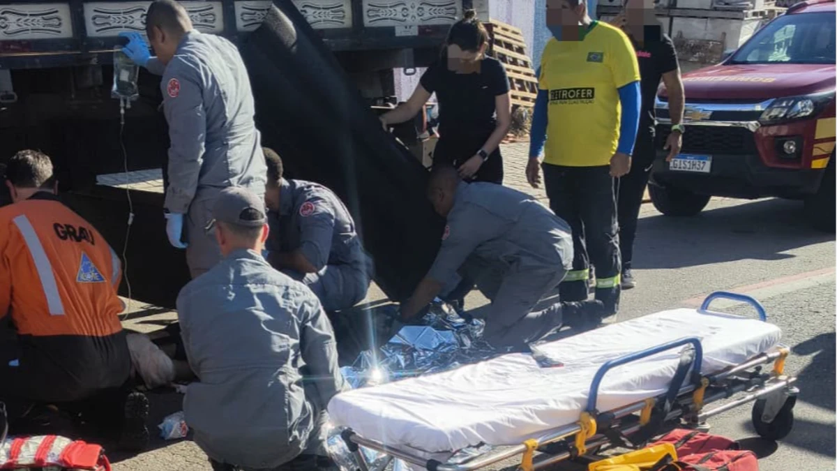 Adolescente bate bicicleta em caminhão e sofre fratura exposta no Urbanova