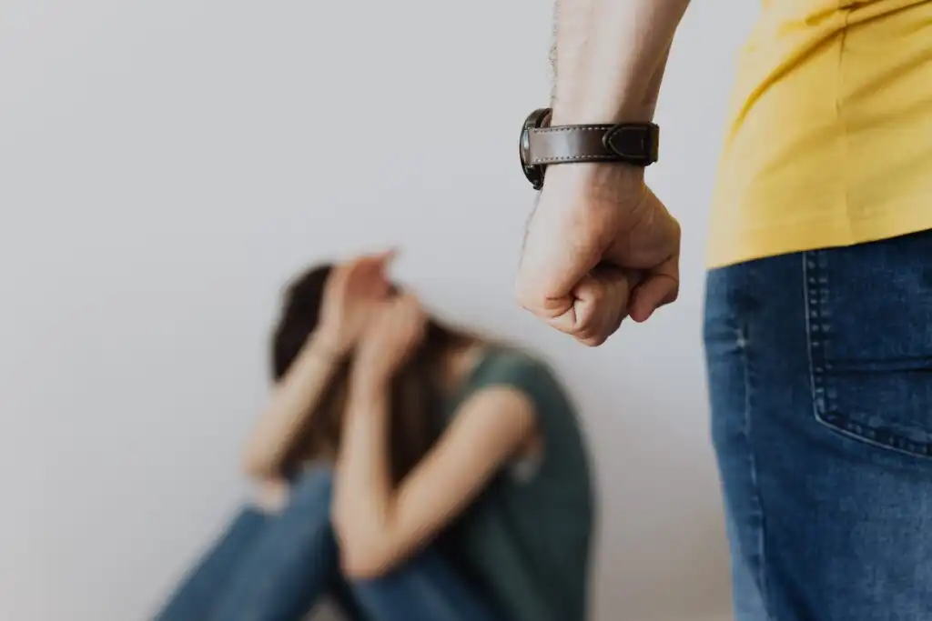 Brasil bate recorde de feminicídios em 2025, com média de quatro mortes por dia 