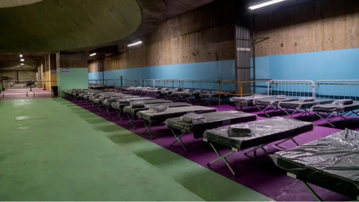 Metrô de São Paulo se transforma em abrigo para proteger pessoas do frio