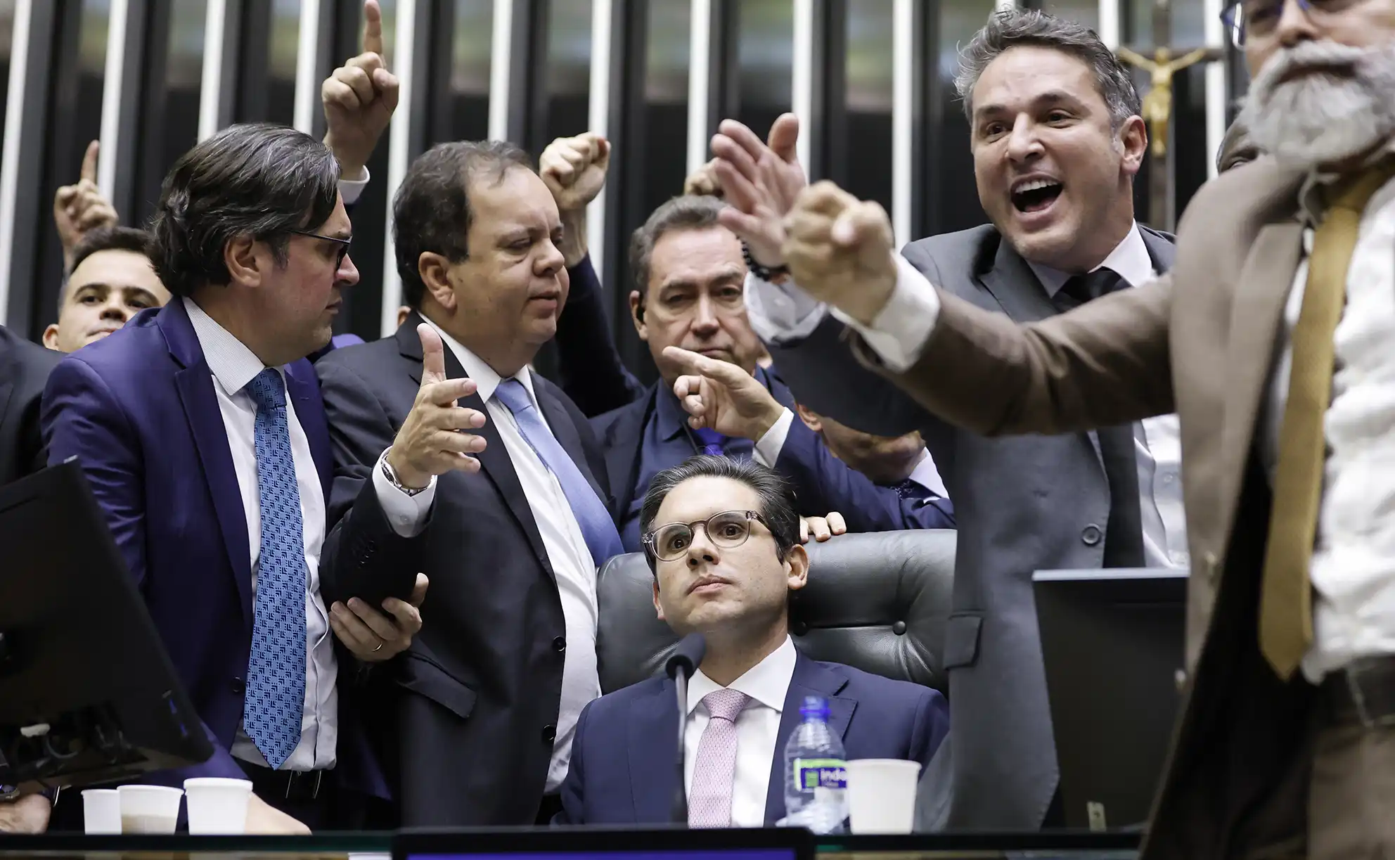 Deputados apresentam emenda que pode abrir caminho para jornadas de até 52 horas semanais e adiar fim da escala 6x1