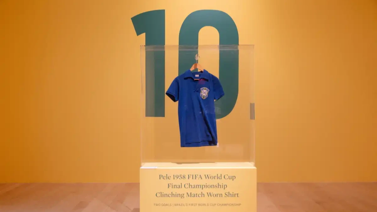 Camisa usada por Pelé na final da Copa de 1958 é vendida por R$ 25 milhões em leilão
