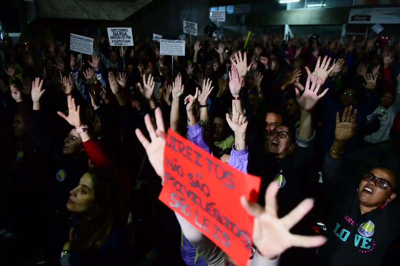 Servidores aprovam greve e ampliam pressão sobre Prefeitura