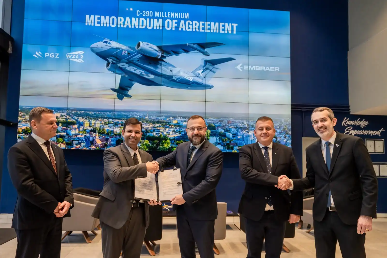 Embraer assina acordo de cooperação industrial com empresa da Polônia