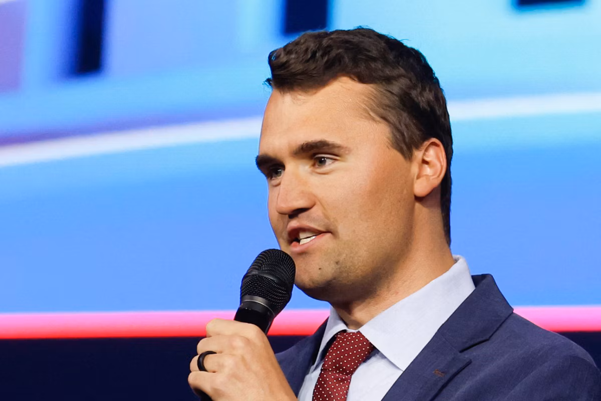 Influenciador Charlie Kirk, aliado de Trump, morre após ataque a tiros