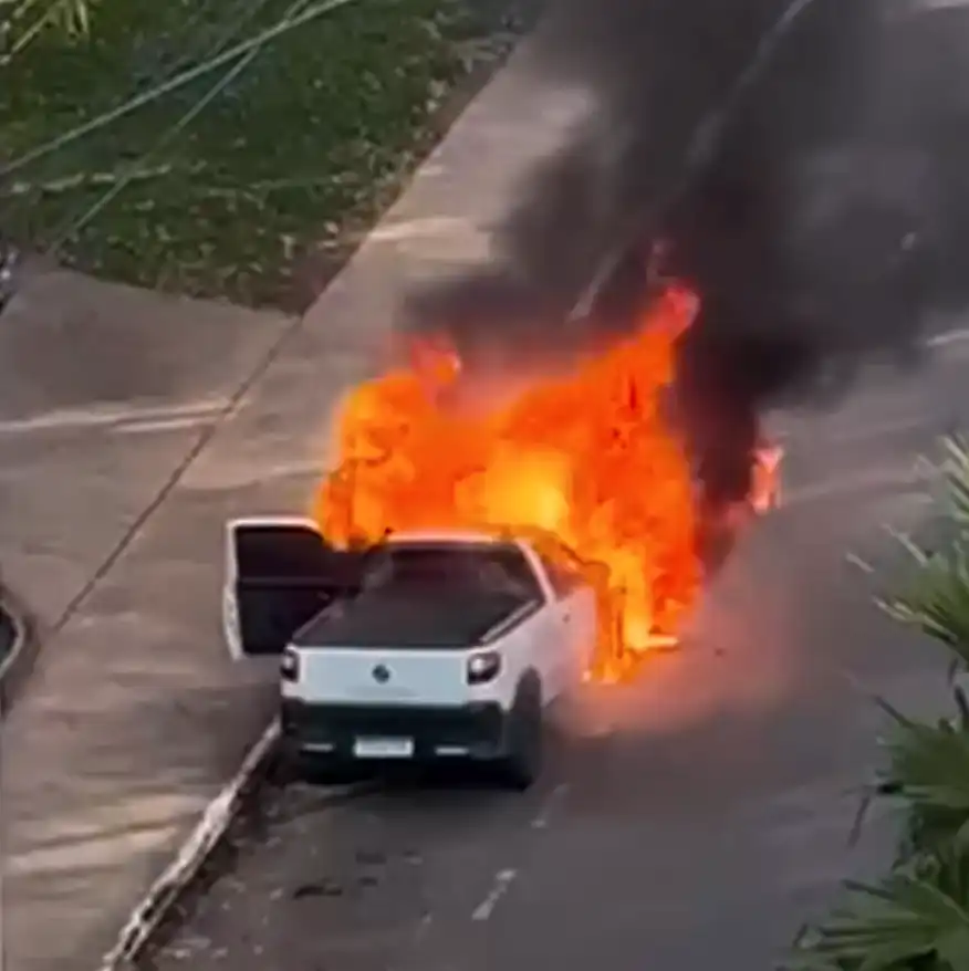 Carro pega fogo no Aquarius em São José; veja o vídeo