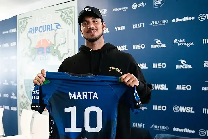 No Dia da Mulher, Medina faz homenagem à jogadora Marta durante competição em Portugal