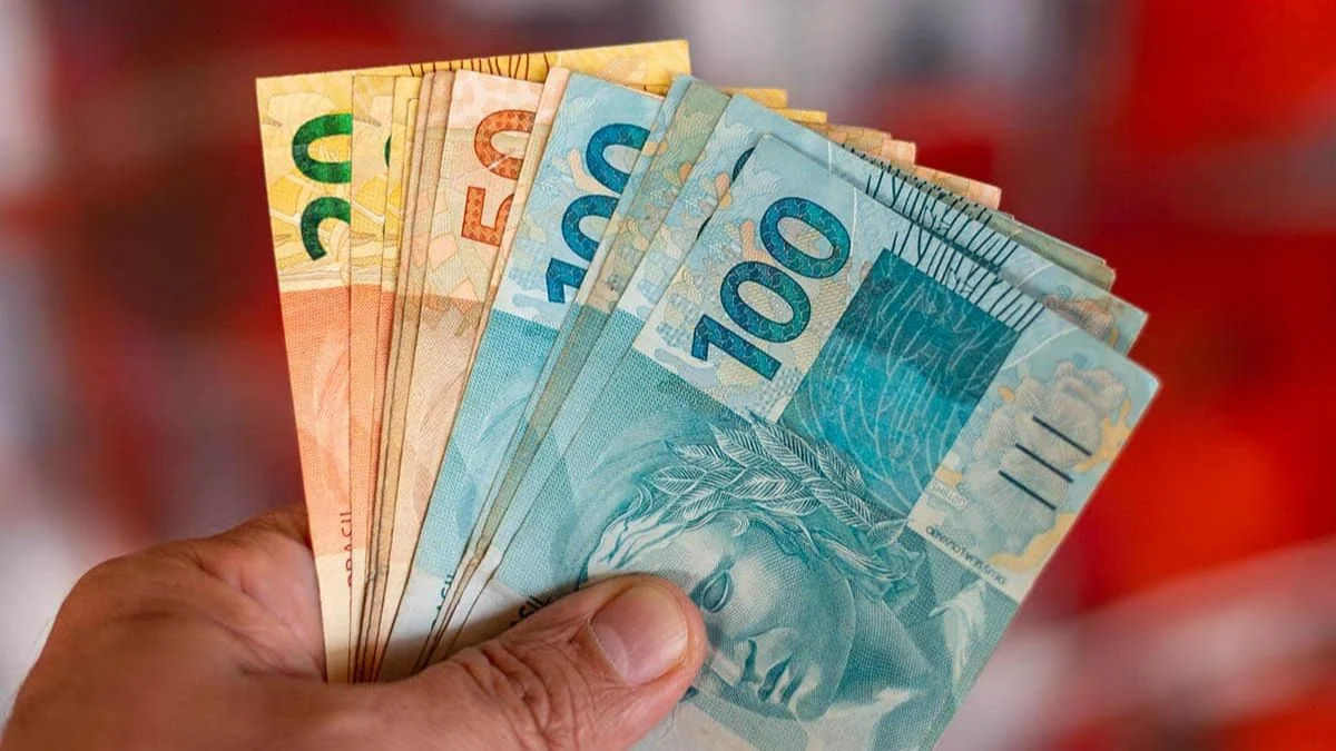 Quase 30% dos brasileiros usam renda extra para pagar dívidas