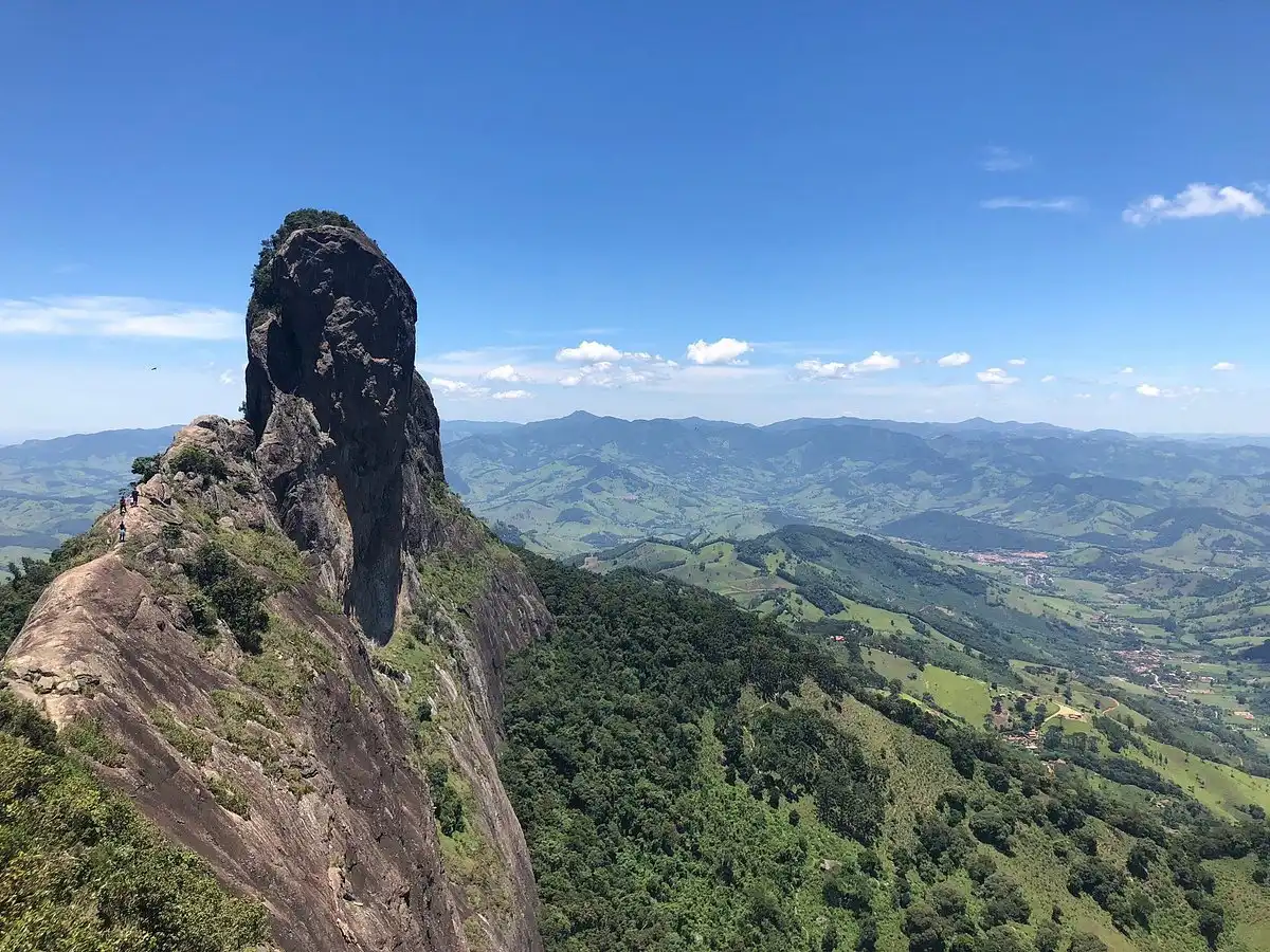 Polícia Ambiental multa dupla por escalada irregular na Pedra do Baú, em São Bento do Sapucaí