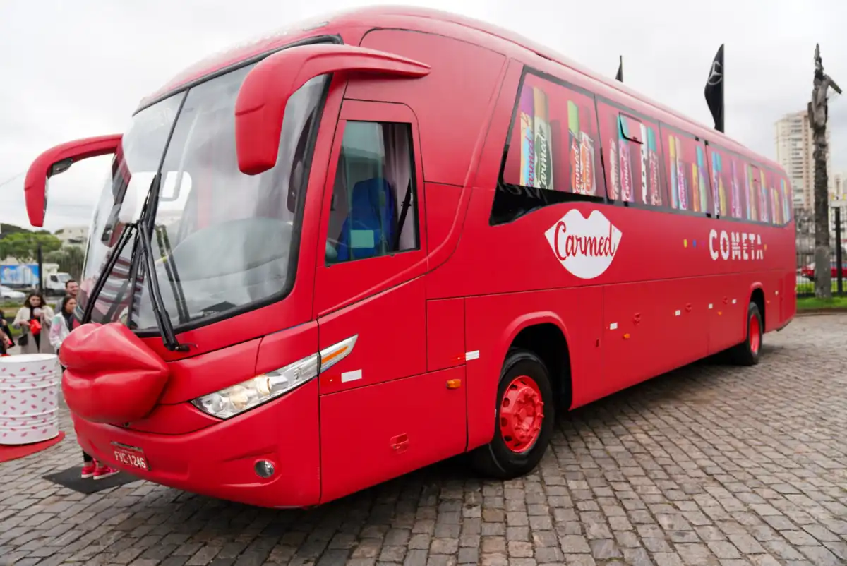 Carmed e Viação Cometa estreiam ônibus imersivo e promovem ativações em 15 cidades do estado de São Paulo