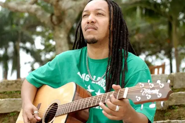 Edu Ribeiro, do hit “Me Namora” faz show em SJC com clássicos do reggae