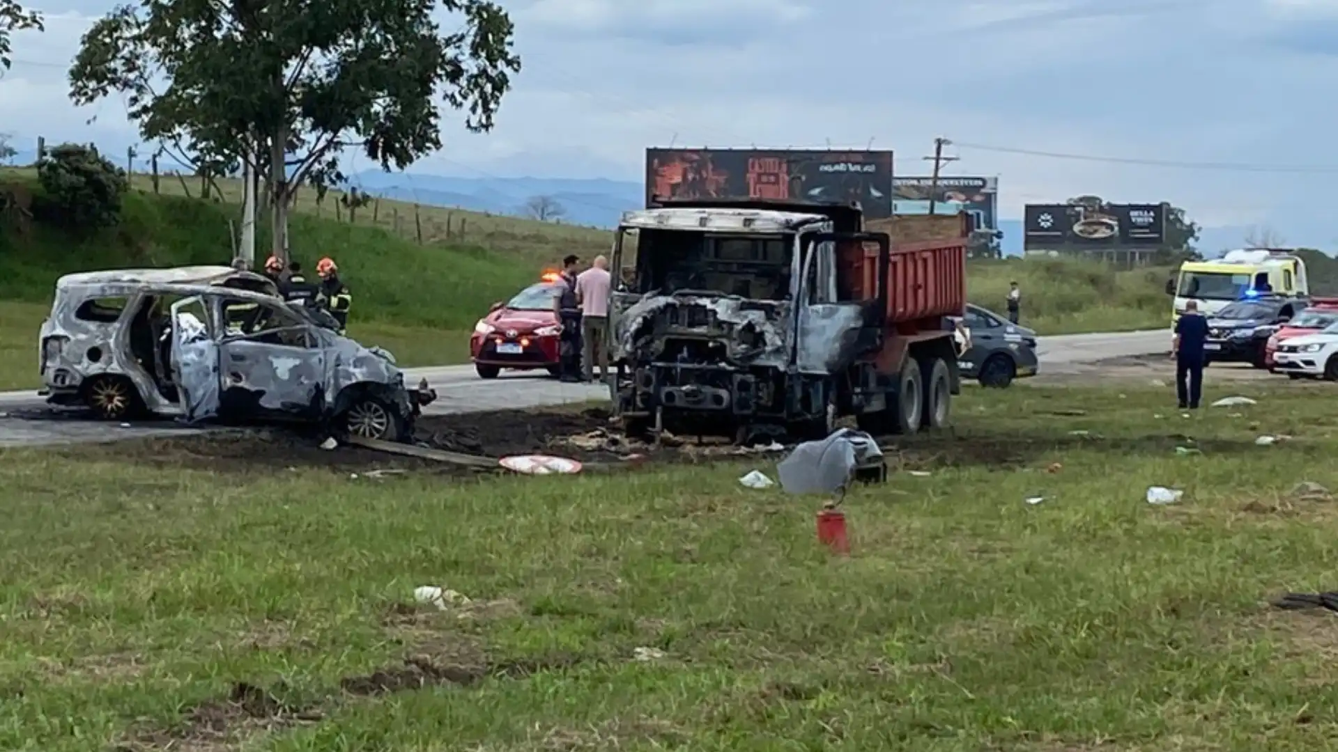 Colisão deixa três mortos na Floriano Rodrigues Pinheiroem Tremembé
