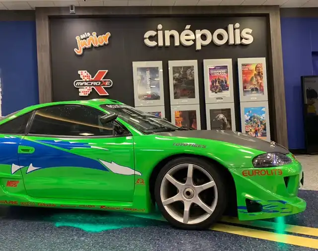 Réplica do carro de Velozes e Furiosos está em exposição em shopping de São José
