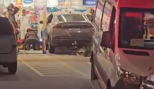 Urgente: motorista perde o controle e invade farmácia em São José dos Campos