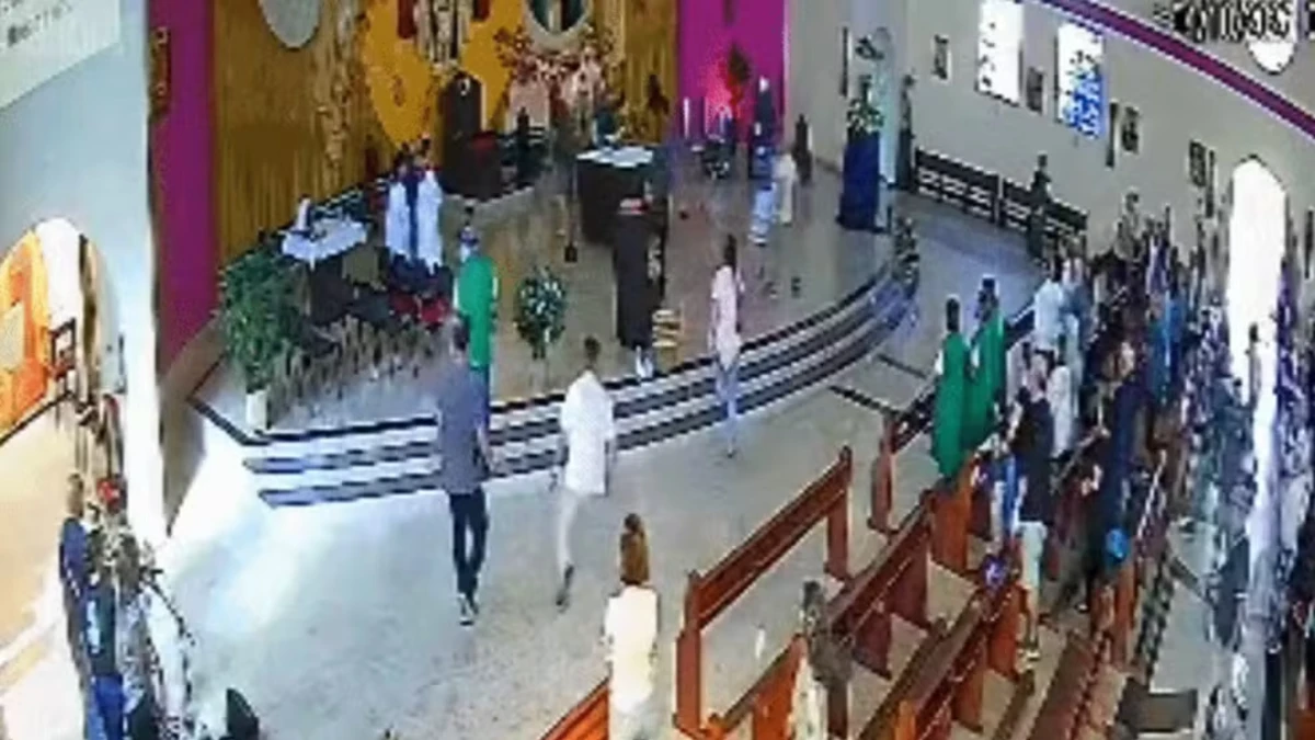 Homem invade altar e tenta agredir bispo durante missa em Caraguatatuba