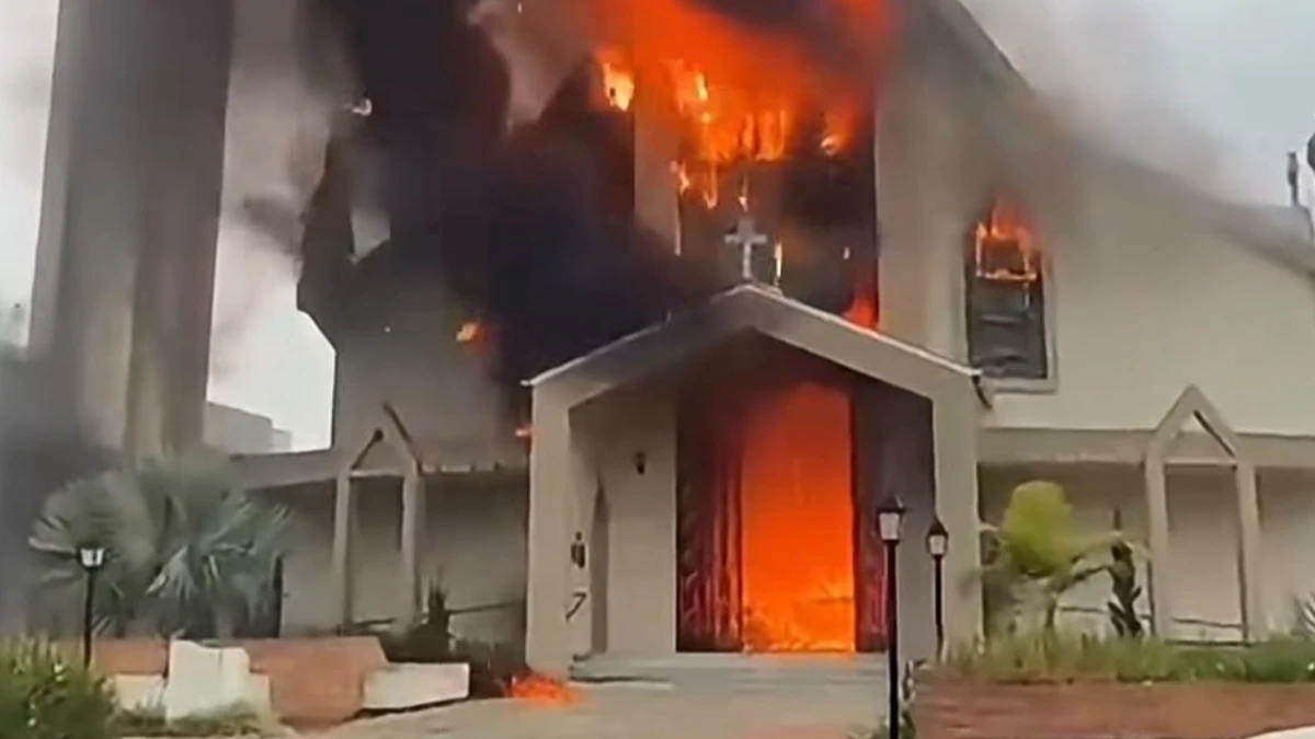 Incêndio destrói parte de igreja matriz em Santa Catarina