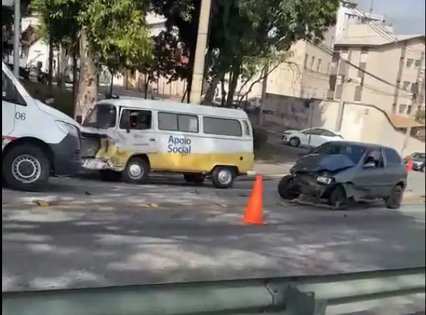 Kombi da Prefeitura de São José dos Campos se envolve em acidente com carro na contramão na Zona Leste
