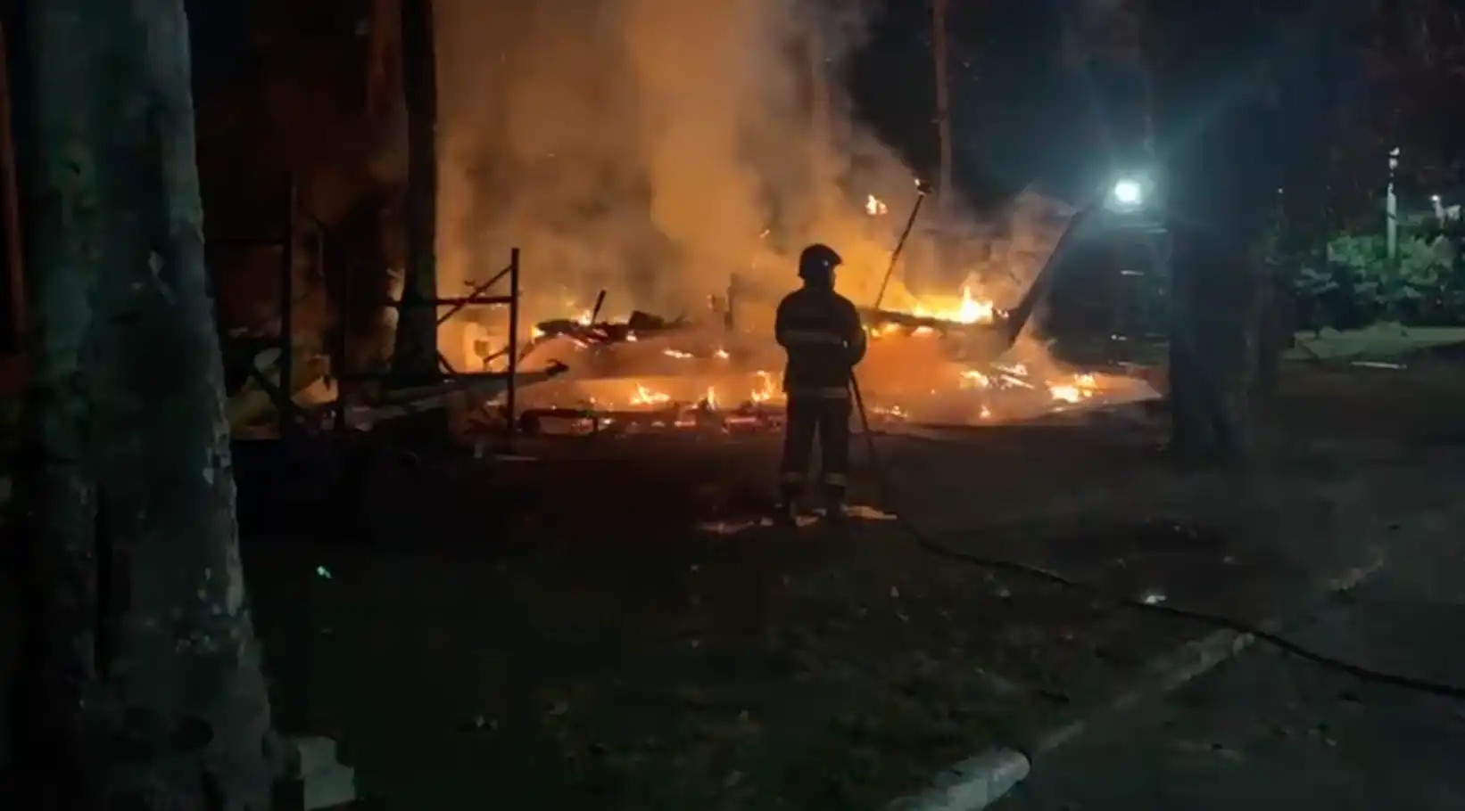 Embarcação pega fogo e é destruída em Caraguatatuba