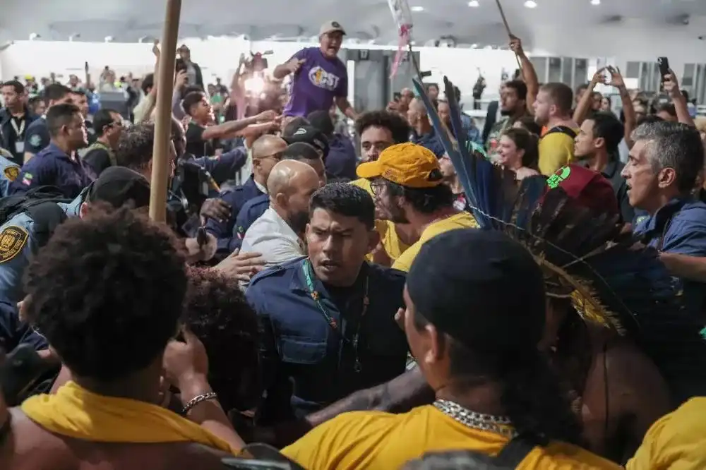 Manifestantes indígenas invadem área restrita da COP30 em Belém 