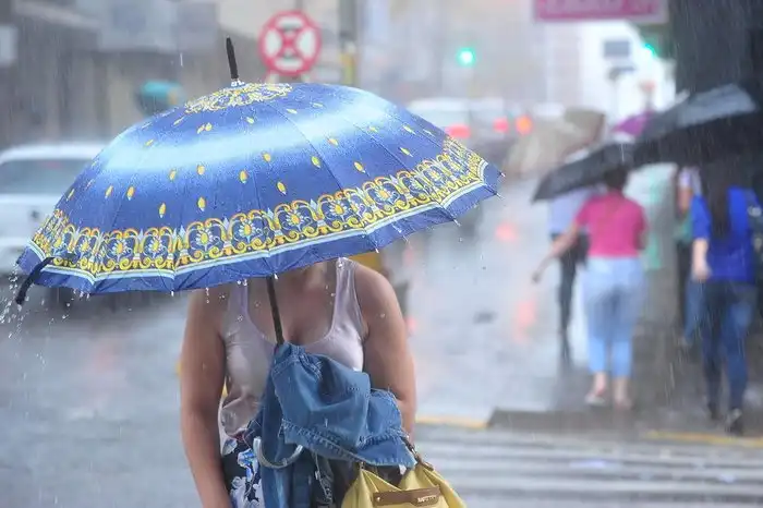 Carnaval terá chuva e calor em boa parte do país, segundo INMET