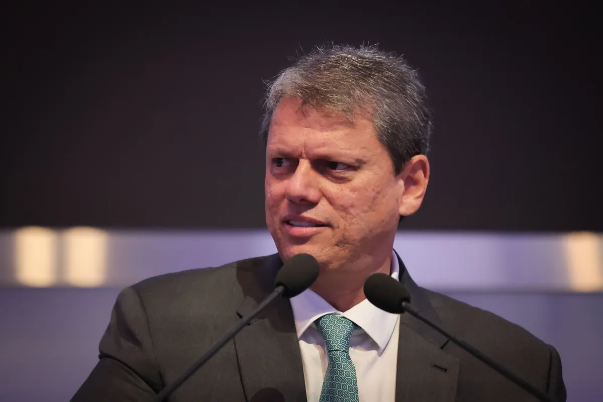 Tarcísio comenta sobre casos de metanol: “No dia que começarem a falsificar Coca-Cola, vou me preocupar”