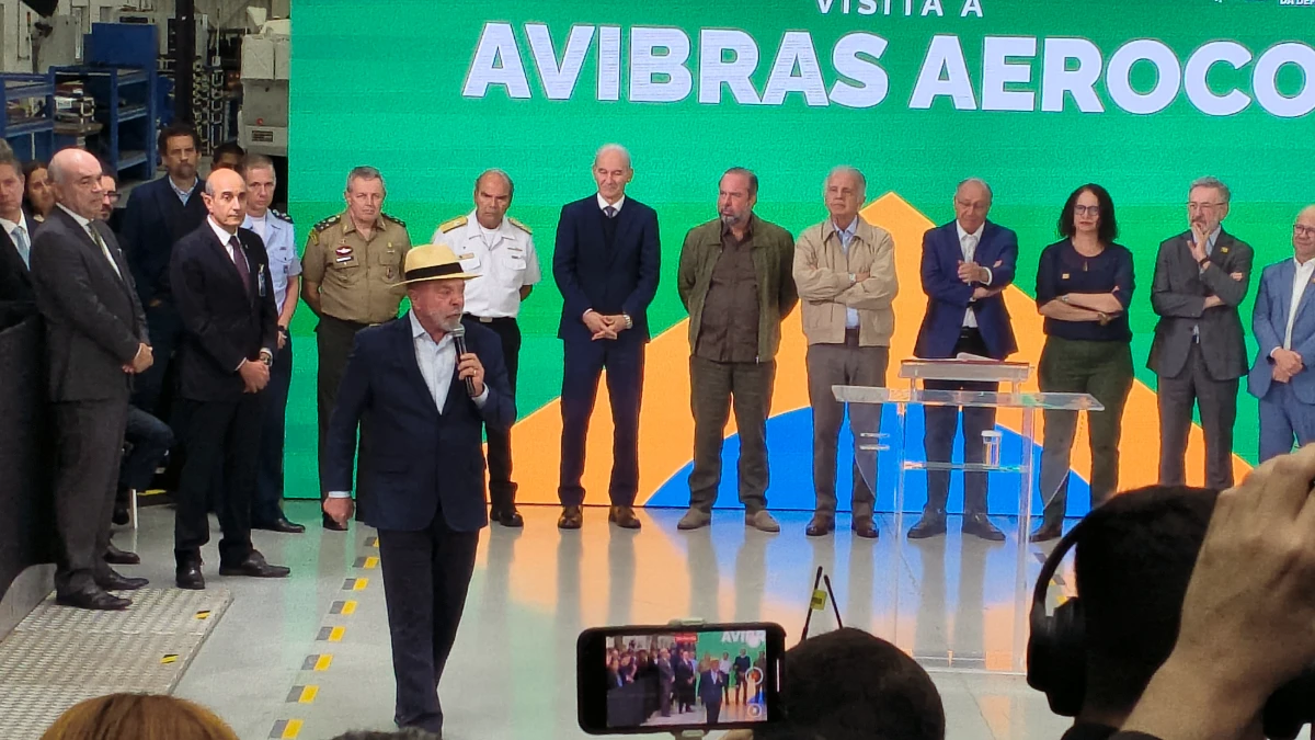 Lula visita Avibras após retomada das atividades da fábrica em Jacareí