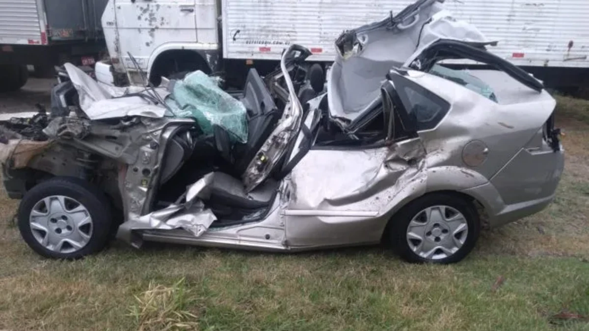 Acidente entre carros na Via Dutra deixa três mortos