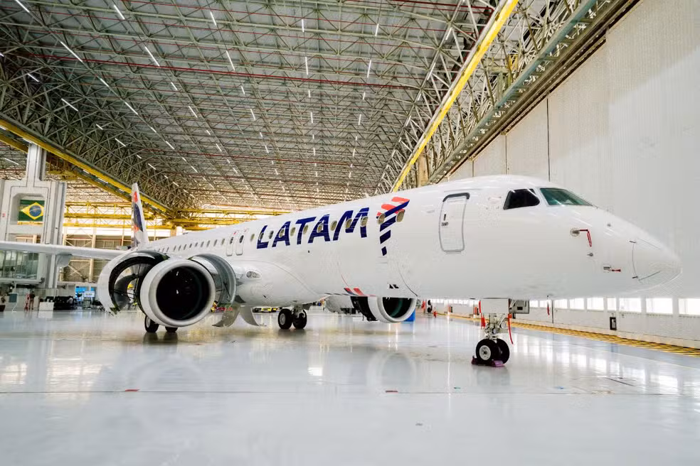 Latam recebe primeiro jato Embraer que voará comercialmente ainda em 2026