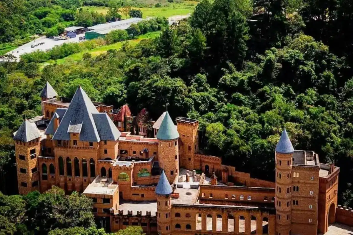 Imagens de drone mostram Vila Medieval de São José dos Campos